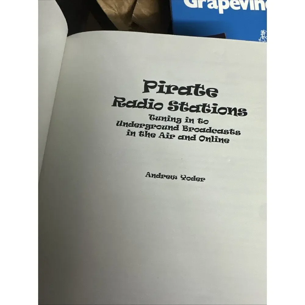 Pirate Radio Stations : Tune-in Underground Broadcasts by Andrew‎ Yoder Luke New